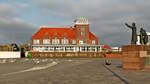 . Die Strandhalle mit dem Auswandererdenkmal in Bremerhaven. 11.04.2018 (Hans)