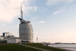 . Das Kernstck der Havenwelten in Bremerhaven: Das Sail City Hochhaus mit seiner Aussichtsplattform, die grandiose Ausblicke gewhrt, und dem links angrenzenden Congress Centrum. Rechts davon der 114 m hohe Richtfunkturm des WSA Bremerhaven. 10.04.2018 (Hans)