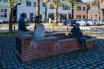 Der Otto Timmermann Brunnen auf dem alten Marktplatz in Travem�nde. Der Brunnen vor der alten Schmiede – dem heutigen Gemeindehaus der St. Lorenz-Kirche – stellt eine Pferdetr�nke dar. Otto Timmermann (1916 bis 2008) war K�ster, Mundart-Dichter und Erz�hler Travem�ndes.

22 April 2026