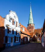In der Altstadt von Travem�nde, hinten die evangelische St. Lorenz Kirche.

22. April 2026