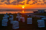 Sonnenuntergang am 30.04.2022 in Norddeich, unter der Sonne kann die ostfriesische Insel Juist erkennen.