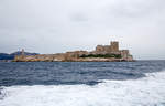 Der Blick von der Henri-Jacques Espérandieu eine der Touristen-Fähren, zwischen dem alten Hafen Marseille (le Vieux-Port de Marseille) und den Frioul Inseln am 25.03.2015 auf die Île