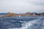 Der Blick von der Henri-Jacques Espérandieu eine der Touristen-Fähren, zwischen dem alten Hafen Marseille (le Vieux-Port de Marseille) und den Frioul Inseln am 25.03.2015 auf die Île