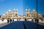 Gleich zweimal....
Die Kathedrale von Marseille (Cathédrale Sainte-Marie-Majeure de Marseille, meist Cathédrale de la Major) am 26.05.2015.
Rechts spiegelt sie sich in der Glasfassade vom MuCEM (Musée des Civilisations de l’Europe et de la Méditerranée,  deutsch Museum der Zivilisationen Europas und des Mittelmeers)

Die Kathedrale die Bischofskirche der römisch-katholischen Erzdiözese Marseille. Das ab 1852 erbaute monumentale neoromanisch-byzantinische Gotteshaus steht am Westrand der Altstadt oberhalb des Quai de la Joliette. Entworfen wurde es von Léon Vaudoyer und Henri-Jacques Espérandieu. Bei seiner Vollendung 1896 erhielt es den Titel einer Basilica minor.
