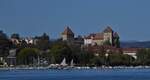 Unserer Rundfahrt auf dem See von Annecy geht dem Ende entgegen, nahe dem Anleger gibt es noch einen Blick auf das Schloss von Annecy und den Bootshafen.