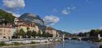 Blick über die Isère in Grenoble auf die „Passerelle Saint Laurent“ und den „Pont de la Citadelle“ mit dem Imposanten Berg im Hintergrund.