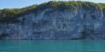 Impressionen von einer Bootsrundfahrt über den See von Annecy,   Steil abfallende Berge am Ufer.