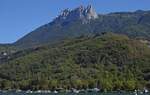 Impressionen von einer Bootsrundfahrt über den See von Annecy,   Sportboot Anleger vor einer Hügellandschaft.