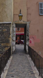 Bei einem Spaziergang durch die Altstadt von Annecy, fallen einem die vielen Durchgänge und Straßenüberbauten auf. 09.2022