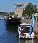 Schiffrundfahrt auf der Mosel, in der 172 m langen Schleusenkammer liegen bei der Schleusung 2 Fahrgastschiffe und ein Motorboot.