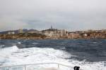   Hier ist nun der Blick auf Marseille frei, oben auf dem Berg (der höchsten Erhebung von Marseille) kann man sehr gut die Wallfahrtskirche Notre-Dame de la Garde erkennen....