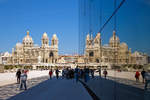 Gleich zweimal....
Die Kathedrale von Marseille (Cathédrale Sainte-Marie-Majeure de Marseille, meist Cathédrale de la Major) am 26.05.2015.
Rechts spiegelt sie sich in der Glasfassade vom MuCEM (Musée des Civilisations de l’Europe et de la Méditerranée,  deutsch Museum der Zivilisationen Europas und des Mittelmeers)

Die Kathedrale die Bischofskirche der römisch-katholischen Erzdiözese Marseille. Das ab 1852 erbaute monumentale neoromanisch-byzantinische Gotteshaus steht am Westrand der Altstadt oberhalb des Quai de la Joliette. Entworfen wurde es von Léon Vaudoyer und Henri-Jacques Espérandieu. Bei seiner Vollendung 1896 erhielt es den Titel einer Basilica minor.