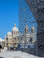 Ein etwas andere Blick auf die Kathedrale von Marseille (Cathédrale Sainte-Marie-Majeure de Marseille, meist Cathédrale de la Major) am 26.05.2015, durch die netzartigen Betonkonstruktion am MuCEM (Musée des Civilisations de l’Europe et de la Méditerranée). 