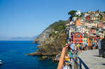 Riomaggiore (Cinque Terre) am 21.07.2022, mit Blick auf die Badebucht, und den sich gegeneinander auftrmenden bunten Hausfassaden in allen mglichen Farbtnen.