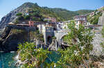 Riomaggiore (Cinque Terre) am 22.07.2022, rechts der Bahnhof Riomaggiore.

Riomaggiore ist das südlichste der fünf Dörfer der Cinque Terre (Fünf Ortschaften) und verfügt, wie die anderen Dörfer, über eine Eisenbahnstation an der Bahnstrecke Pisa–Genua, die den Ort mit den Nachbardörfern und mit La Spezia und Sestri Levante verbindet. Die Cinque Terre Express Züge (Regionalzüge) zirkulieren, von März bis November, alle 15 Minuten zwischen Levanto und La Spezia. Für diese Züge benötigt man aber separate Zugtickets bzw. Tageskarten.

Der Bahnhof von Riomaggiore liegt am nordwestlichen Ortsrand weitgehend im Tunnel, nur drei Wagenlängen befinden sich unter freiem Himmel. Der Ortskern wird mittels eines in einem Eisenbahntunnel verlaufenden Fußpfades angebunden.
