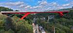 Blick vom Panorama-Lift aus dem Pfaffenthal hoch zur Oberstadt von Luxemburg auf die Rote Brcke und den Bahnhof Pfaffenthal Roud Brck. 09.2025