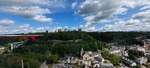 Blick von der oberen Plattform beim Panorama-Lift aus dem Pfaffenthal in stlicher Richtung auf das Pfaffental mit einen Teil der Festungsmauern und die Hochhuser auf dem Kirchberg in der Luxemburg. 09.2025