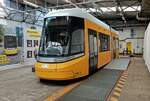 Nachdem die Auslieferung der Flexity-Berlin an die BVG fast beendet ist, laufen die Vorbereitungen f�r den n�chsten Fahrzeugtyp auf Hochtouren. Seit Mitte 2021 steht auf dem Hof Wei�ensee ein Mock-Up, das zwei Module der k�nftigen, als XLZ bezeichneten Baureihe darstellt. Das Modell kann die Verwandtschaft mit seinem Vorg�nger nicht leugnen, wirkt aber durch die ge�nderte Linienf�hrung der Fahrzeugfront weniger bullig.

Ab Ende 2022 soll der erste echte Prototyp dieser 50 Meter langen Stra�enbahn auf der Linie M4 getestet werden, wo die Fahrzeuge die GT6-Zugverb�nde ersetzen werden. Weitere 30 Meter lange Z�ge sind f�r die Linien im Raum K�penick vorgesehen, sobald sie dort frei einsetzbar sind. Derzeit sind insgesamt 117 Z�ge geplant, die bis Ende der 20er-Jahre ausgeliefert werden sollen.