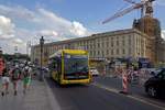 Seit einer Umstrukturierung des Busnetzes in der Berliner Innenstadt gibt es eine neue Linie 300, die �berwiegend mit Elektrobussen bedient wird. eCitaro 1819 f�hrt hier an der mittlerweile fast fertiggestellten Fassade des Berliner Schlosses vorbei.