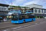 Auf der Linie 638 in Richtung Heckinghausen fhrt der MAN-Bus 0904 der WSW genau im richtigen Augenblick durch den Busbahnhof in Oberbarmen, um gemeinsam mit einer Schwebebahn im Hintergrund