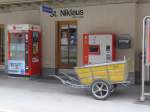 (159'613) - Alte und neue Technik am 2. April 2015 beim Bahnhof St. Niklaus