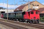Am Morgen von 17 May 2025 zieht Traktor 225 041 der 1.Extrazug des Spektakels '150 Jahre Emmentalbahn' aus das Depot von Burgdorf um der garnitur am GLeis 5 dessen Bahnhofes zu bringen.