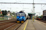 363 505 von CD Cargo mit einen Gterzug bei der Durchfahrt im Bahnhof Sokolov am 9.4.24