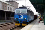 363 505 mit einen Gterzug bei der Durchfahrt im Bahnhof Sokolov am 9.4.24