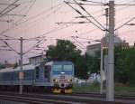 Ein  Kn�delpresse  mit einem kurzen EC durcheilt Radebeul Ost.
06.06.2014 21:06 Uhr.