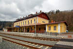 Der schöne Bahnhof Bečov nad Teplou (Petschau) der Bahnstrecke Mariánské Lázně–Karlovy Vary (Marienbad–Karlsbad) – SŽDC 149 und Anfangs- bzw.