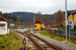 Blick vom offenen beschrankten Bahnübergang der Bahnstrecke Mariánské Lázně–Karlovy Vary (Marienbad–Karlsbad) – SŽDC 149, auf den Bahnhof Bečov nad Teplou (Petschau) am 20.04.2023.