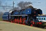 Dampflok 498.104 „Albatros“ fährt durch den Bahnhof von České Budějovice (Budweis) um sich vor den nächsten Zug zu setzen.