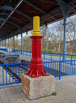 Wohl ein Rest einer Säule (in alter Farbgebung) einer Bahnsteigüberdachungen vom Bahnhof Karlovy Vary (Horním nádražím) / Karlsbad (Oberer Bahnhof), hier am 17.04.2023.