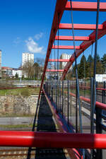 Die Fußgängerbrücke/-überquerung auf den Bahnhof Karlovy Vary (Horním nádražím) / Karlsbad (Oberer Bahnhof), hier am 19.04.2023.