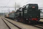Am grauen Morgen von 27 September 2025 treft 464.202 mit einer der 30 Sonderzüge von das Spektakel STEAM56 in Benesov u Prahy ein. Am grauen Morgen von 27 September 2025 treft 464.202 mit einer der 30 Sonderzüge von das Spektakel STEAM56 in Benesov u Prahy ein.