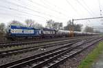 CHT 740 721 steht am verregneten 7 April 2017 mit ein Kesselwagenzug in Decin-Vychod.