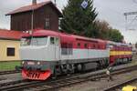 Am grauen 26 September 2025 schleppt T478-2006 ein Slowakischer Bardotka durchs Bahnhof von Benesov u Prahy.