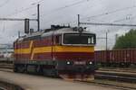CD 754 043 steht am trüben Mitag von 28 Mai 2025 mit Quasi-Retrolackierung in Jihlava.
