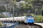 Die Kurve am Bahnsteig macht es möglich, dieses Bild von 122 029 mit Flüssiggaskesselwagen beim Passage durch Usti nad Labem (6 April 2017) zu machen.