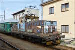 E-Lok 210 045-1 holt den Historischen Personenwagen Bp 930 (CZ-CD 55 54 26-22 930-1 Bpjo) beim Bahnhofsfest in České Budějovice (Budweis) um diesen an einen Bahnsteig zu abzustellen.