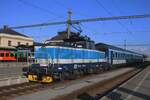 Am 29 September 2025 rangiert 210 052 in Ceske Budejovice. Der Lok ist frisch lackiert, aber das Lokschild ist schon ganz gebleicht worden. Am 29 September 2025 rangiert 210 052 in Ceske Budejovice. Der Lok ist frisch lackiert, aber das Lokschild ist schon ganz gebleicht worden.