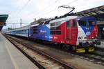 Am 27 April 2015 steht fahrender Tschechenfahne 371 201 mit ein Rychlyk in Decin hl.n.