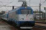 Mit zooming von Bahnsteig: CD 380 005 treft am regnerischen Nachmittag von 27 September 2025 in Benesov u Prahy ein mit ein Rychlyk nach Ceske Budejovice. Mit zooming von Bahnsteig: CD 380 005 treft am regnerischen Nachmittag von 27 September 2025 in Benesov u Prahy ein mit ein Rychlyk nach Ceske Budejovice.
