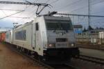 Vom Bahnsteig aus wurde am 27 September 2025 der Metrans Doppelpack mit 386 033 fhrend in Benesov u Prahy fotografiert.