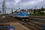 Mit einem aus nur vier Reisezugwagen bestehenden Rychlik aus Hradec Kralov� erreicht 162 038 am Abend des 23.04.24 Praha-Libeň.