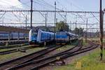 In der Abstellanlage des Bahnhofes Praha-Sm�chov warten zwei R�chlik-Z�ge, die auf unterschiedlichen Wegen in Richtung Brno fahren werden auf ihre Abfahrtszeit: Der moderne InterPanter 660 110 als