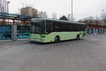 Seitenansicht eines Linienbus nach Franzensbad im Busbahnhof Cheb vor dem  Bahnhof Cheb   der Karlovy Vary, Autobusy Karlovy Vary a.s.