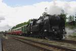 Saisonsoffnung ins Eisenbahnmuseum von Luzna u Rakovnika am 13 Mai 2012: Sonderzug nach Praha-Masarykovo steht ins Bahnhof von Luzna mit 464 102.