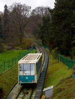 Der Wagen 1 der Petřín-Standseilbahn (Standseilbahn Prag) am 23.11.2022 auf Bergfahrt von der Talstation Újezd nach Petřín (auf den Laurenziberg).