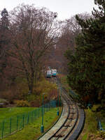 Begegnung der beiden Wagen der Petřín-Standseilbahn (Standseilbahn Prag) am 23.11.2022 in der abtsche Ausweiche.